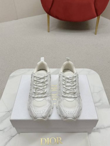 迪奥2024早秋新品｜走秀款运动鞋c.D家这一季的度假风运动鞋超级火爆！配色超好看，视觉更协调，脚感更轻盈舒适增高不重 Logo辨识度极高小姐姐们闭眼入！材料及