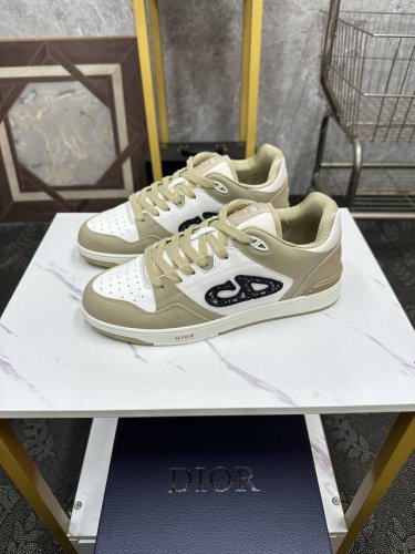 情侣款 Dior-迪奥 重磅款b57 二零二四春季男装系列新品 重新诠释篮球鞋设计，成为 Dior 的经典单品。采用蓝色和奶油白色光滑牛皮革精心制作，搭配米色绒
