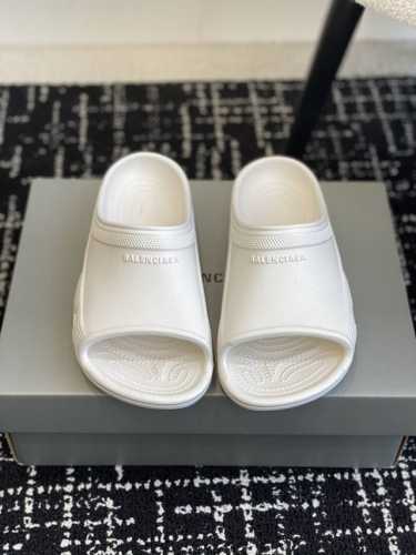 代购级 BALENCIAGE 巴黎世家 Pool Crocs 合作款厚底拖原版1:1还原，单码单模，大小合适，舒适度满满，后跟和原版一致有码标，所有鞋面颗粒感，