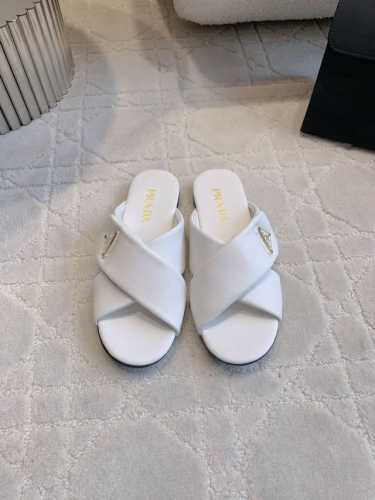 出厂价390 Prad*新款交叉平底拖鞋 简约干练百搭 三角标Logo点缀 时髦又精致 日常穿出高级感 鞋面超软羊皮 内里垫脚羊皮 原版开模大底 尺码35-39
