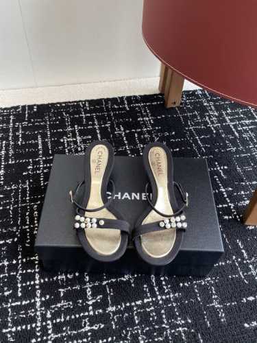 代购级 Chanel 小香 25Ss 春夏新品度假 小猫跟 珍珠拖鞋 凉鞋 小香的一款全新设计 鞋面透明材质搭配双C 简约百搭上脚超级美的 怎么看都超美 鞋面：