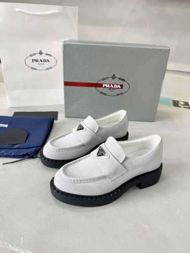 Prada情侣款乐福鞋 时尚与品质交织说起时尚界的传奇，Prada 普拉达 必须拥有姓名 自诞生以来，它就以先锋理念、高端工艺和独特设计，定义着奢华与摩登，是精