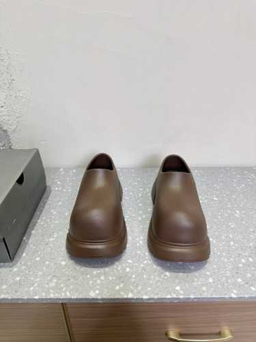 Balenciaga 巴黎世家 25ss早春新款 一脚蹬 大头鞋顶级版本原版开发 极致轻量化！众多国内外一线潮流明星上脚加持！时髦又兼具舒适感，上脚还很显白！夏