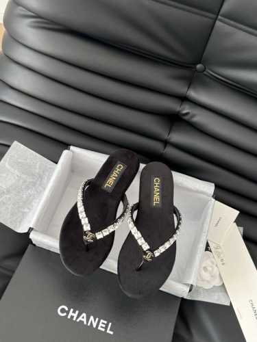 Chanel 25C新品夹脚人字拖鞋！这一系列这真的是绝了 怎么会这么美！夏天真的是无敌搭配可盐可甜～ 鞋面采用进口小牛皮 丝绒内里是小羊皮 丝绒真皮大底码数：