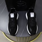 出厂价： 品牌：普拉达 标准码：38-44 45订做 等级：官网同款 材料：原版皮面料 舒适透气内里 轻便耐磨大底 款式类别：男士时尚休闲鞋 跑步 运动鞋 尊贵