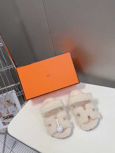 男装10 爱马仕皮毛一体卷糕毛二舅拖 今年面料均选用a+皮毛一体卷糕毛 毛茸茸的 敲可爱的，踩云脚感，光脚或者搭配个袜子穿，都时髦的不行哦 鞋底是原版开模tpu