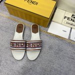 出厂价 顶级品质 芬迪刺绣拖鞋 春夏季fendi Reflections 最新爆款双带平底拖鞋，带ff装饰性搭扣，饰有ff图案提花布料上点缀着不同形状大小是水晶