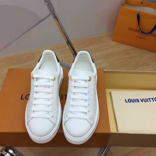 lv Time Out 系列经典厚底小白鞋 时尚感爆棚 ～！！活力满满，上脚超级舒适，无敌耐看。印花Logo彰显品牌魅力，闭眼入，顶级品质 鞋面进口丝绸牛皮，质