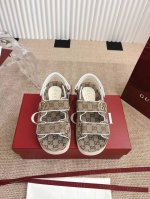 Gucci 古弛凉鞋 25Ss 春夏新款，这款平底凉鞋采用魔术粘带设计，现代感十足且充满运动气息，带来舒适感受。 这款配饰以黑色和灰色牛仔布匠心打造，鞋面绑带缀