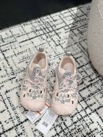 Simone Rochax Crocs 联名 24 爆款 珍珠洞洞鞋 2024 今年最佳最值得期待的神仙联乘鞋款 春夏时装秀上首次亮相 便引发极高讨论与关注。双