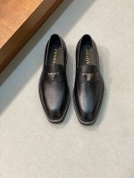 家经典的男士乐福鞋－顶级品质 呈现出新颖廓形与精致细节，设计风格涣散一新。这款鞋履甑选亮面皮革打造，三角形徽标装饰 间面线缝边与原厂大底的细节别出心裁 小牛皮材