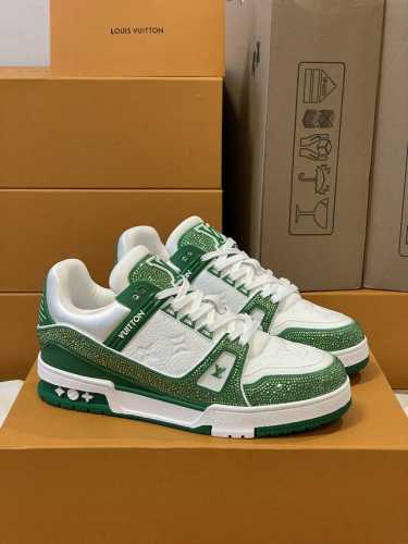 顶级版本 情侣款 本款 Lv Trainer 运动鞋闪烁水晶的炫目光芒，向设计师virgil Abloh 春夏系列推出的原版设计致敬。繁复鞋面和橡胶外底宣示经典