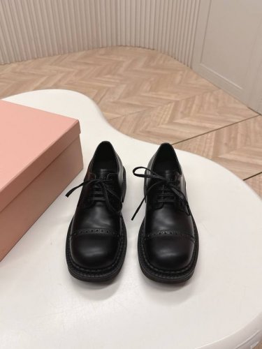 顶级版本 Miu Miu 25Ss 缪缪春夏新款英伦系带方圆头单鞋 Miumiu 春夏新款，细节的设计在一众乐福鞋中脱颖而出，整体鞋型圆滑秀气，一点不笨重，可以