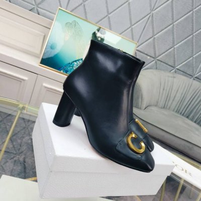 年度dior新款高跟及踝短靴 C ' Est Dior 短靴采用黑色绒面牛皮革精心制作，款式简约，时尚优雅，左右脚饰以金色饰面金属 C 和 D 字母提升格调，灵