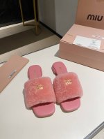 出厂价 2054缪缪 夏季毛毛拖原版 1：1开各大明星 网红的热爱款 ，亲肤柔软夏季必备款 鞋面外表电绣贵气感十足，褶皱拖鞋 进口棉羊皮 面料 羊毛 内里 羊皮