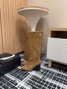 24Fw秋冬新款chanel小香双c骑士高跟长靴 时尚气息从每一个小细节中脱颖而出。一双时髦的长靴 独特不拖沓的大气版型 立马就能穿出秋冬氛围感。随意搭配都很独