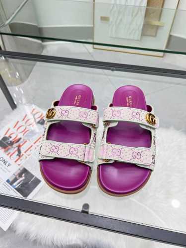 出厂： 压钻 Gucci 古驰2024新款 水钻魔术贴凉拖 厚底拖鞋 这款凉鞋选用浅蓝色gg印花压纹外底、互扣式双g和 Gucci 刺绣等经典细节更添魅力格调。