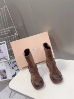 顶级版本miumiu秋冬限量走秀款长筒靴！ 今年最值得入手的靴子 没有之一！易梦玲同款超多网红明星上脚 Miumiu今年秋冬确实泰酷辣 秋冬限定款 专柜非常难买