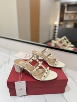 出厂价Pp： Valentino 华伦天奴铆钉 Vt经典6.0Cm 粗跟凉拖鞋，顶级复刻！侧身弧线完美，原版开模定制不生锈铆钉 特别有质感的五金衬托出满满的高级