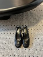 Chane* 小香24 最新方头后空粗跟凉鞋 在众多的品牌中接触过很多个后我还是会一如既往地选择小香，怎么说呢它是非常华丽贵气型但是也不是特别高调的那种，女士喜
