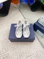 顶级版本400 dior 迪奥涂鸦运动休闲鞋25春夏全新休闲运动鞋‘以牛皮革和网眼织物制作，轻盈透气。侧边的Cd字母非常有Dior辩识度，运动风设计融合流苏细节
