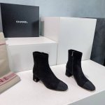 高品质出厂 ！顶级品质chanel香奈儿24Ss秋冬经典新品弹力皮粗跟短靴！经典永不过时！顶级品质 非市面弹力pu 时尚圈的绝绝子 搭配将演绎着细致 极简 永不