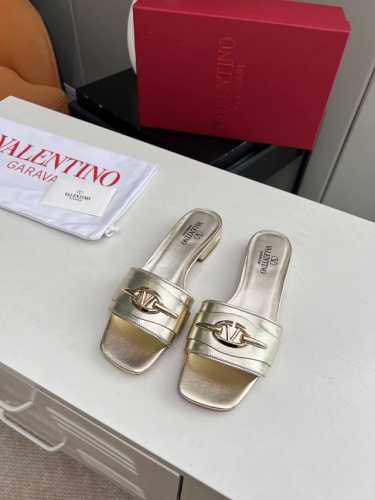 顶级版本2054新款Valentino华伦天奴2厘米跟高拖鞋 面料：混种羊皮 里料：混种羊皮 垫脚：混种羊皮 鞋底：意大利A级真皮 饰扣：三件套款式电镀浅金色品