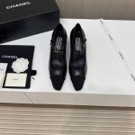 出厂价 小香家凉鞋chane*｜，山茶花大爆款！小香官网香奈儿早春凉鞋， 看着就很讨喜，小圆头 衬托脚也变得瘦瘦的，上脚给人就是一种年代的复古情怀鞋、欧美走秀新