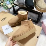 Ugg-1135092厚底款迷你低帮 寒冬刷星“暖潮风” Ugg改头换面刮起雪地里的时尚感。全羊皮毛一体，保暖好穿！独具匠心，只此唯一！出街回头率最高的就是它，