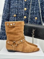 Isabel Marant 2024 Aw 秋冬经典复古短靴 西部风裸靴主宰 24Ss秀场，牛仔靴无疑是历久弥新的其一鞋款，而秋冬系列靴履则是超脱经典的出色之作