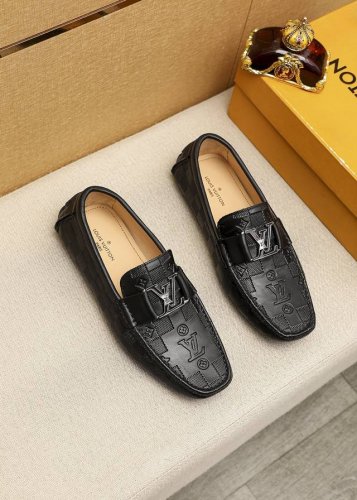商品商标：Louis Vuitton 路易威登 豆豆鞋正码码数: 38-45商品材料：精选 头层牛皮压花鞋面+奢华五金扣，进口猪皮内里 强烈立体视觉效果，橡胶大