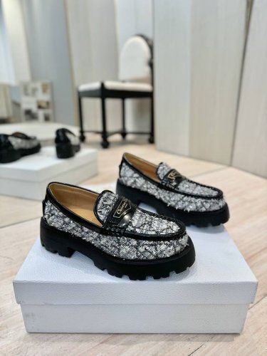 出厂价： 迪奥 Dior 2025新款 D-Boy 字母logo拼色厚底女鞋 明星同款一脚蹬皮带扣圆头复古低跟乐福单鞋 鞋面：进口开边珠牛皮拼接环保藤格纹粗花呢