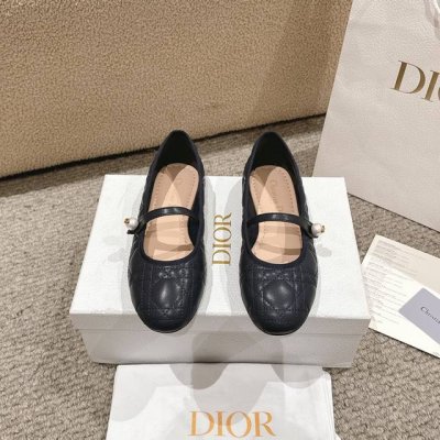 代购级别！迪奥 Dior 芭蕾鞋以 Dior 的高订美学，重新演绎经典风格。采用经典彩色皮革精心制作，饰以藤格纹图案，鞋面饰以精美的罗缎蝴蝶结，点缀以灵感源自经