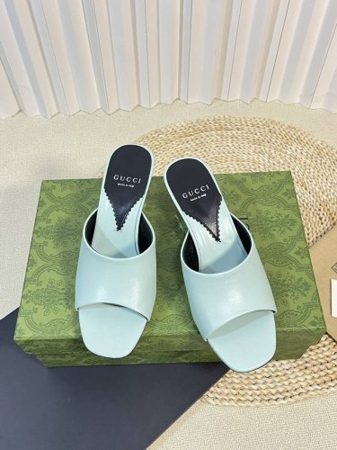出厂： Gucci 。24ss早春新款 双G圆跟凉拖鞋 特色银色圆形装饰双G造型配件为一系列女士鞋款注入摩登新韵。这款以牛皮 漆皮 简约设计风格匠心打造，鞋面鱼