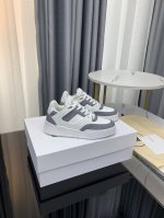 380 Celine赛琳新款小白鞋，刘雯 杨幂 Lisa同款小白鞋，Celine的单品华丽又实用，本身的质感符合休闲华丽这个看似矛盾的风格，而其皮件及配件从皮包