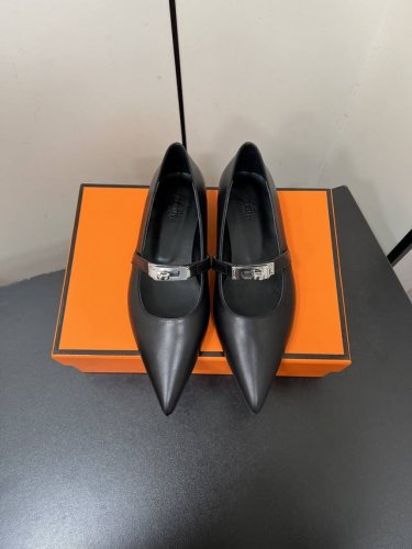Hermes 爱马仕 25Ss早春新款 尖头凯丽扣 高跟鞋 经典的尖头版型 搭配极具辨识度的马家五金扣 上脚超级百搭好看时髦 超多明星网红种草 春夏必备 随意舒
