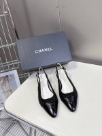 香奈儿CHANEL25ss春夏新款坡跟鞋进口皮高级舒适，配女神们的半身裙，不规则的弧形尖头，晚宴系列专属高跟鞋贯穿整季lookbook完全戳中我，简单又不失细节