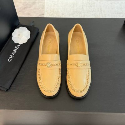 春夏新款Chanel小香穿皮链条乐福鞋鞋面饰以经典元素穿皮链条双C扣，一年四季皆可穿 不管什么时候拿出来搭配都贼高级耐看 逛街压马路赚足眼球！轻松游走于通勤和休