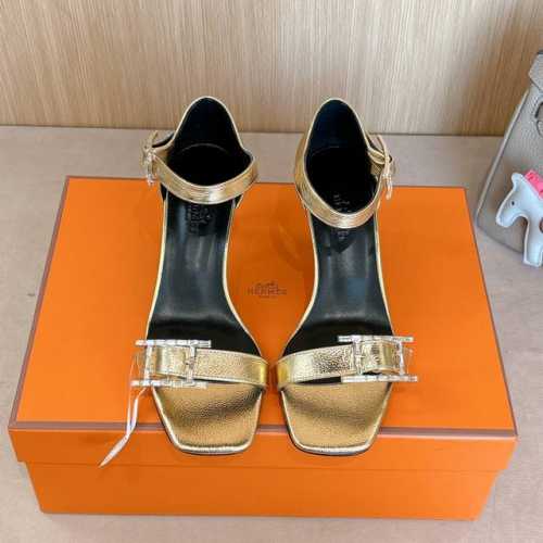 7Cm 组图 出厂价 Hermes 爱马仕 Judy 105高跟凉鞋 时尚又百搭 搭配hapi鞋扣 超级舒服 每个细节都做到极致 搭配同色调标志性纯鞋扣 设计简