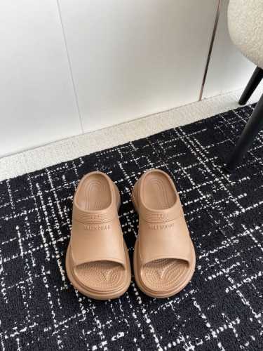 巴黎世家crocs联名新款拖鞋出货啦！一款火遍ins、小红书各大平台的拖鞋，采用高科技材料、模具一体成型、既轻便、又耐磨、还防水！跟高6Cm颜色陆续增加中，满足
