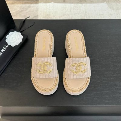 CHANE*｜小香25C春夏新品度假厚底链条双C拖鞋这一季度假凉拖系列真的超美！搭配链条双C五金装饰 简约百搭上脚超级美的 怎么看怎么好看 Go 材质： 鞋面采