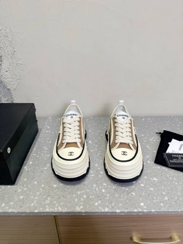Chanel 小香 25Ss早春新款 厚底 休闲鞋 小白鞋 Vintage感满满，中古复刻款Get啦～ 小白鞋适配春夏，黑白拼接就很Chanel。 配合袜子就很