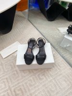 出厂350 The Row 25Ss 新款性感细带凉鞋 细带凉鞋只服The Row 一如既往的简单，超强设计感，线条简洁流畅 虽然没有过多的元素点缀，只有两根细