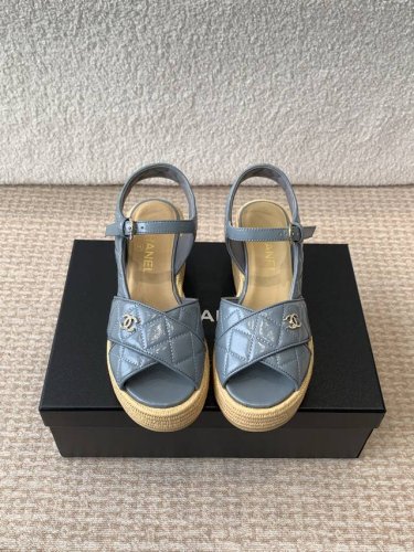 CHANEL2025春夏最新面料★★★★★ 众多明星网红上脚，国内外博主刷爆的一个百搭系列，春夏衣橱搭配必备 凉鞋首选. 鞋面：进口超柔羊皮 内里: 进口水晶羊