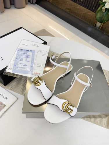 出厂价 元古驰 Gucci 精致的古铜色饰扣新款夏季一字凉鞋做工很棒让人放心皮质光泽有韧性。舒适走路超自在 。贴合大众实际需要推荐一款凉鞋 面料：头层牛皮内里