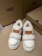 上新 U G G新款，超级软乎的保暖雪地靴！ 以简约的细节设计打动人心 上脚秒变大长腿且非常舒适～ 面料：磨砂皮拼皮毛一体羊羔毛 大底：轻便的橡胶发泡大底 码数