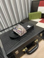出厂价： 古奇拖鞋，多彩多色可选 官网最新专柜同步新款皮面H拖鞋 原版飞回正品开模完美打造最高品质 诚意巨献，可随意进出专柜鞋面采用原版定制意大利最新原版真皮组