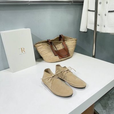 高品质出厂 ！ 小众潮牌！The Row24Ss秋冬新品小众复古简约平底乐福鞋奶奶鞋！ 此款奶奶鞋有种慵懒随性的感觉，很随意的时髦，好穿不磨脚，延续了一贯的极简
