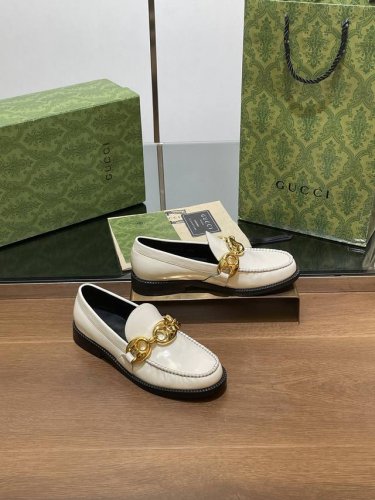 早秋新款单鞋gucc船锚扣乐福鞋 顶级版本、欢迎比对. 鞋面：原版定制进口开边珠 垫脚：丝绸牛皮 鞋底：意大利顶级真皮底 +真皮沿条边 跟高：1.5Cm 金属金