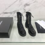 布面 Chanel 香奈儿秋冬专柜新款绑带拼接马丁靴 鞋面：布面 牛皮 内里：进口羊皮 鞋底：原版开模tpu 码数：35-39 40定做不退换